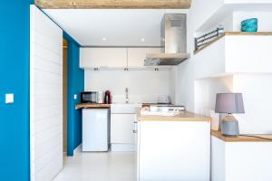 拉梅特拉·德·玛尔Hauzify I Loft Brisa del Mar的厨房配有白色橱柜和蓝色门