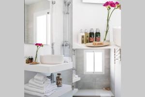 马贝拉Las Flores de Marta (Milla de Oro - Marbella)的白色的浴室设有水槽和镜子