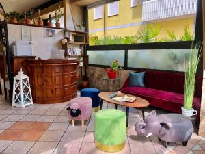 比比翁Casa Merano Residence & Ristorante Bibione Centro的客厅配有沙发和桌子