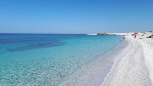 奥里斯塔诺Casa Marcy的一片白色沙滩和蓝色的海水