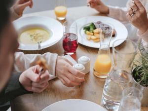 艾森纳赫爱森纳赫宜必思酒店的一群坐在餐桌上吃食物的人
