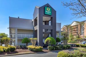 德卢斯Quality Inn Duluth - Atlanta Northeast的办公楼,上面有q质量标志