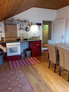 拉登泰因Four bedroom appartement near Bad Kleinkirchheim的厨房以及带桌椅的用餐室。