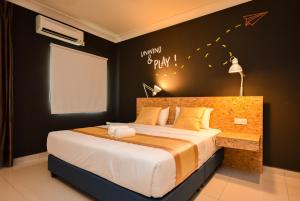 迪沙鲁皇冠迪沙鲁海景公寓的卧室配有一张挂有墙上标志的床