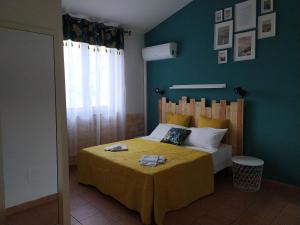 圣塔·马里亚·迪·帕尔玛Bed & Breakfast Pintadera的一间卧室配有一张黄色床罩的床