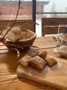 LibrazhetAlbanian traditional Villa的桌子上的一块切板上的面包