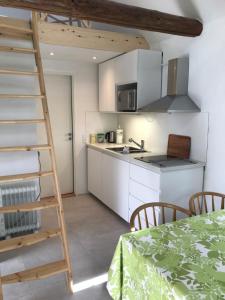 斯劳厄尔瑟Landlig idyl - direkte til golfbane的一间厨房,内设白色橱柜和梯子