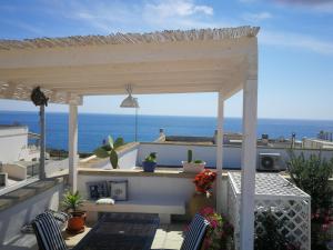 帕图Villetta baiasalento的露台的凉亭,背景是大海