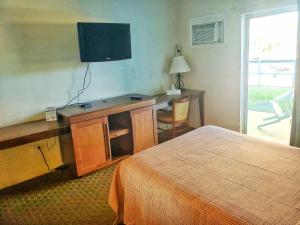 克里斯特尔里弗波特和马里纳酒店的酒店客房配有一张床和一张书桌及一台电视
