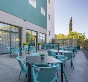 圣库加特德尔瓦勒斯Hotel Venture Sant Cugat的庭院里一排桌椅