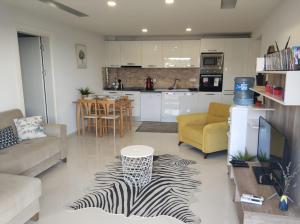 库萨达斯Lavender Residence的厨房以及带斑马图案地毯的起居室。