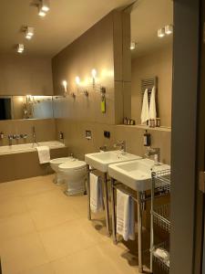 斯扎瓦诺泽德霍REZYDENCJA BOHEMA的浴室设有2个水槽和2个卫生间