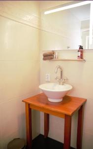 哈林亨咖瑞基恩民宿旅馆的浴室设有白色水槽和镜子