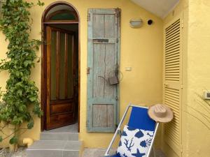 伊斯基亚B&B Lodge dell'Ospite Ischia的房子前面的门和椅子