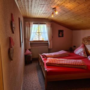 容霍尔茨Haus Cornelia的一间卧室设有两张床和窗户。