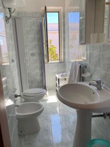 锡代诺滨海Petit gourmet的浴室设有2个卫生间和水槽