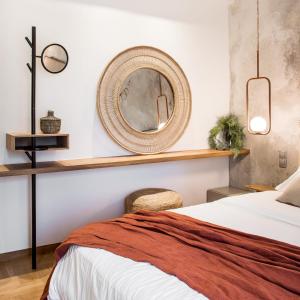 雅典Tree Olive Athens的卧室配有一张床,墙上设有镜子