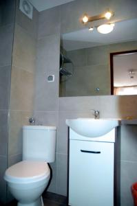 米科瓦伊基Słoneczne Tarasy的浴室配有白色卫生间和盥洗盆。