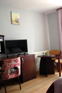 米科瓦伊基Słoneczne Tarasy的客厅配有平面电视和桌子。