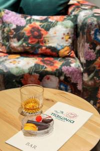 阿拉霍瓦Paeonia Arachova的一张木桌,上面放着一杯威士忌和一杯饮料