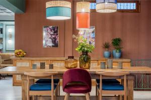 阿拉霍瓦Paeonia Arachova的一间带木桌和椅子的用餐室