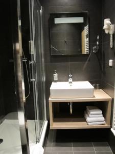 莫斯特卡皮多酒店的一间带水槽和淋浴的浴室