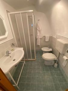 马蒂诺SALENTO NONNI的浴室配有卫生间、盥洗盆和淋浴。