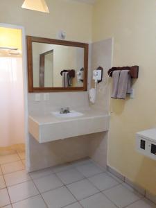 帕伦克Hotel - Museo Xibalba的一间带水槽和镜子的浴室