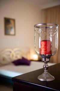 伊西翁乔治城堡酒店的桌上的红物质杯