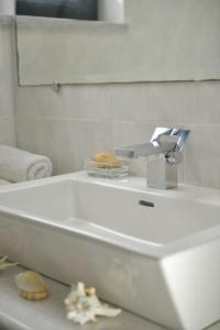 伊西翁乔治城堡酒店的白色的浴室设有水槽和镜子