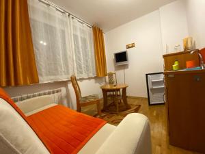 2-pokojowe Apartamenty KAMIL Krynica-Zdrój的休息区