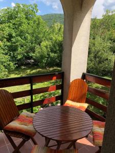 索科矿泉村Ozrenska bašta apartmani的美景阳台配有一张桌子和两把椅子