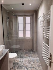 科孚镇Sofias Flat的浴室配有卫生间、淋浴和盥洗盆。