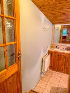 BarnesmoreBarnesmore Cottage的一间带水槽和镜子的浴室
