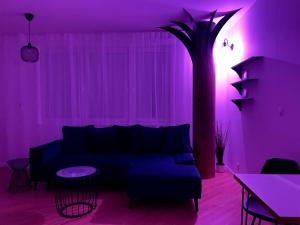布拉迪斯拉发BeTree的紫色的客厅,配有沙发和棕榈树