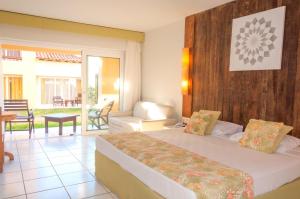布希奥斯Búzios Beach Resort的酒店客房设有一张床和一个阳台。