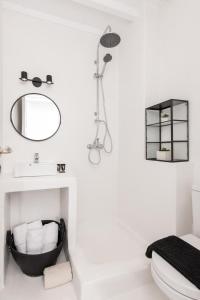 Megali AmmosWhitelist Loft in Mykonos Town的一间带水槽和镜子的浴室