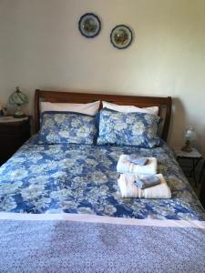 圣阿诺Tophouse Historical Inn Bed and breakfast的一间卧室配有带毛巾的床