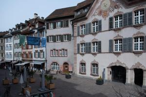 莱茵费尔登Unterkunft "Rathaus" Altstadt, Rheinfelden Schweiz的城市街道上的一群建筑物