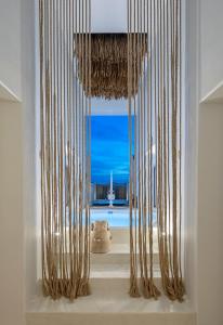 卡利斯托斯Evais Boutique Houses & Luxury Suites的客房设有海景窗户。