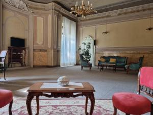 布雷西亚Villa San Giuseppe的客厅配有沙发和桌子