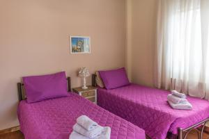 科孚镇Spiti Anna Maria的紫色床单的客房内的两张床