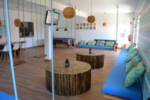 萨格里什Sagres Natura的客厅配有蓝色的沙发和桌子
