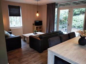 宁斯佩特Bospark Nuwenspete的客厅配有沙发和桌子