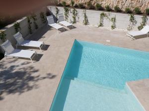 卡普德佩拉Apartment Sa Calobra with pool & terrace in Canyamel的享有带躺椅的游泳池的顶部景致