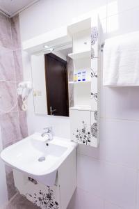 麦地那جلنار المدينة的白色的浴室设有水槽和镜子
