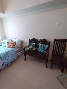 Affordable and Comfortable Serin East Tagaytay Condominun的休息区