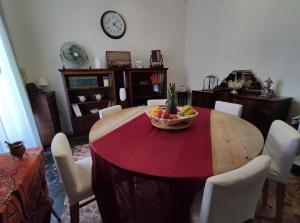 巴里MovidaBlablabla的用餐室,配有一张桌子,上面放着一碗水果