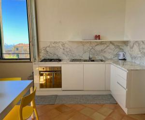 斯卡拉Antica Dimora Amalfi Coast的厨房配有白色橱柜和台面