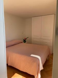 斯卡拉Antica Dimora Amalfi Coast的一间卧室,配有一张床和花瓶